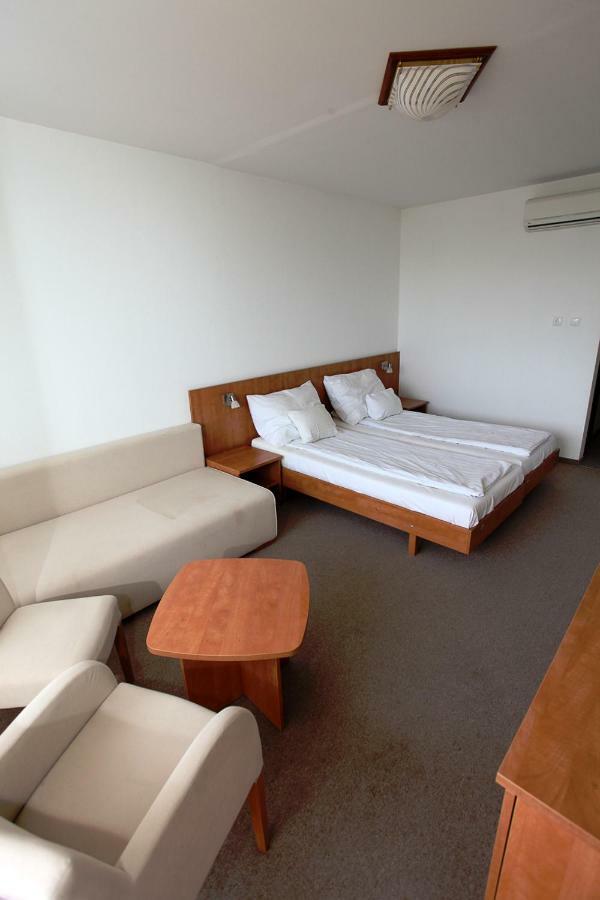 Aranypart Hotel Шіофок Екстер'єр фото