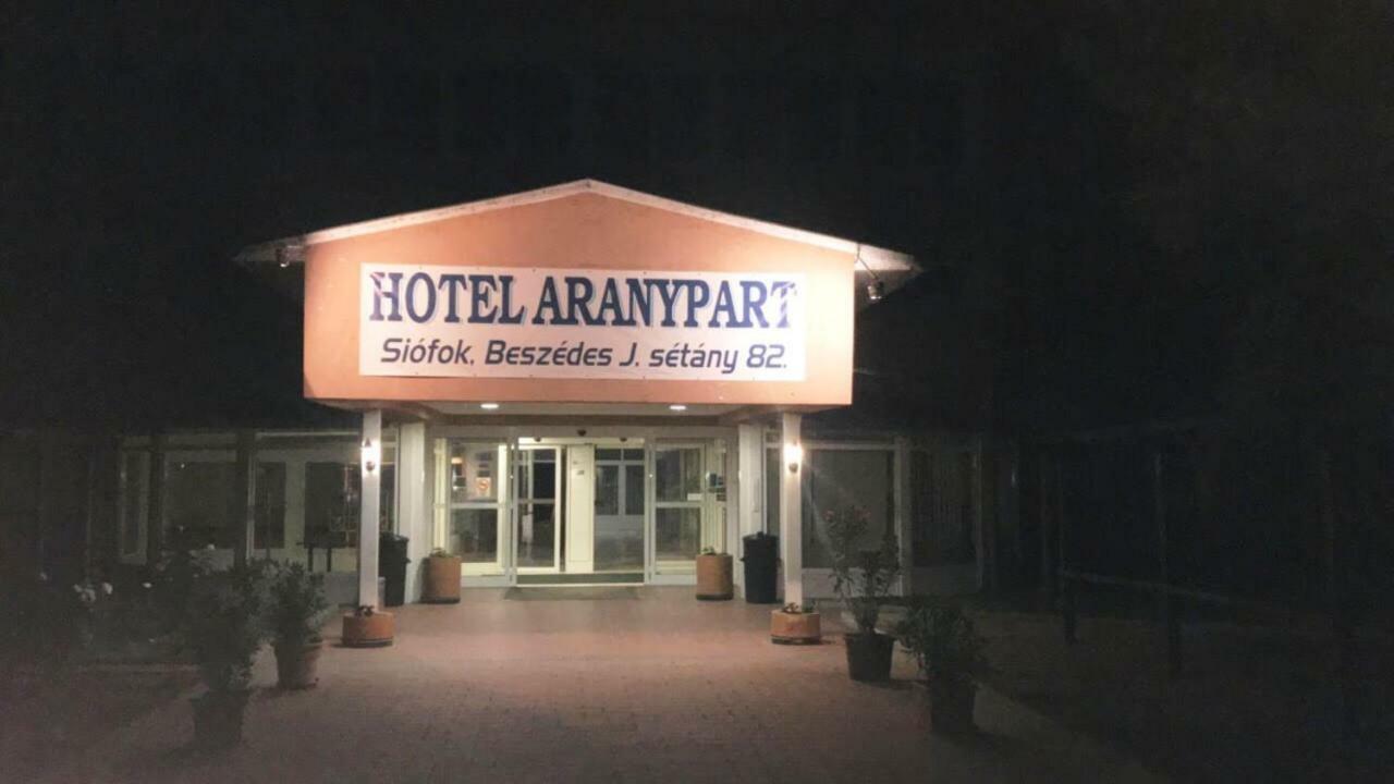 Aranypart Hotel Шіофок Екстер'єр фото