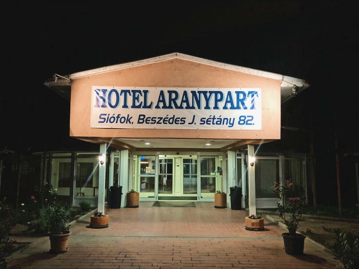 Aranypart Hotel Шіофок Екстер'єр фото