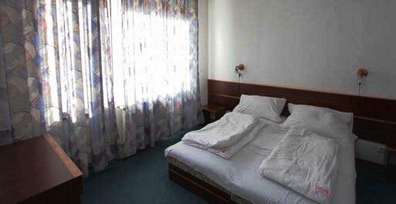 Aranypart Hotel Шіофок Екстер'єр фото