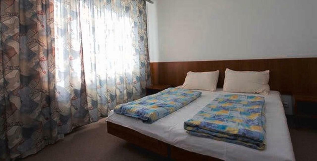 Aranypart Hotel Шіофок Екстер'єр фото